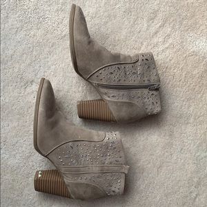 8 1/5 Jennifer Lopez Taupe Boots - like new